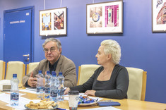 Dwie osoby, kobieta w jasnych, krótkich włosach i mężczyzna w siwych włosach siedzą przy stole podczas rozmowy, fot. B.Motyka 