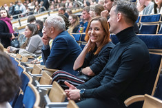 Zbliżenie na słuchaczy wykładu siedzących w rzędach.