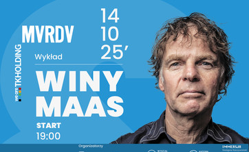 Prostokątna pozioma grafika. Tło w kolorze niebieskim. Po prawej stronie białe napisy MVRDV i Winy Maas i data wydarzenia. Z prawej strony portret mężczyzny. Na dole ciemno niebieski pasek z symbolami graficznymi uczelni, wydziału, katedry i koła naukowego Immersja oraz herbem Rzeszowa.