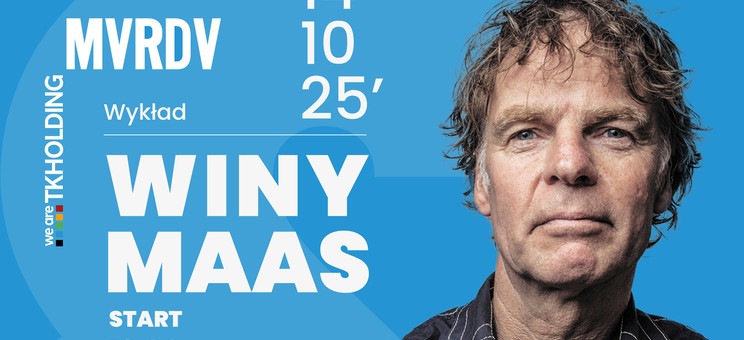 Prostokątna pozioma grafika. Tło w kolorze niebieskim. Po prawej stronie białe napisy MVRDV i Winy Maas i data wydarzenia. Z prawej strony portret mężczyzny. Na dole ciemno niebieski pasek z symbolami graficznymi uczelni, wydziału, katedry i koła naukowego Immersja oraz herbem Rzeszowa.