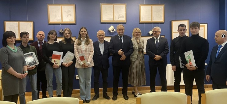 Uczestnicy wernisażu wystawy prac studentów kierunku „Inżynieria wzornictwa przemysłowego” wykonanych wykonane w ramach przedmiotu „Geometryczne podstawy projektowania”, fot. mgr inż. arch. Ewa Kulpińska