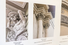 Zdjęcia planszy z kolorowymi fotografiami. Wszystkie zdjęcia przedstawiają bardzo bogate, rzeźbione detale budynków.