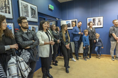 Grupa ludzi w sali wystawowej, fot. B.Motyka 