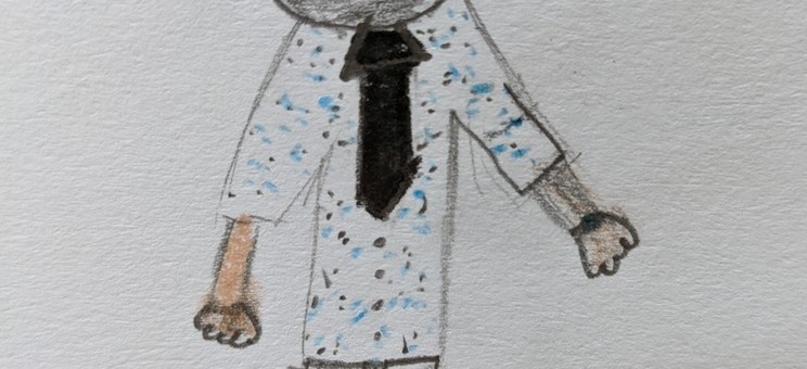 Na zdjęciu rysunek prowadzącego zajęcia architekta Łukasza Bajdy wykonany przez dzieci. Rysunek przedstawia uśmiechniętego mężczyznę z ciemnymi włosami i niewielką brodą. Jest on ubrany w ciemne długie spodnie i białą koszulę w delikatny niebieski wzorek oraz czarny krawat.