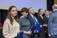 Grupa kilku oficjalnie ubranych osób podczas wręczania nagród.