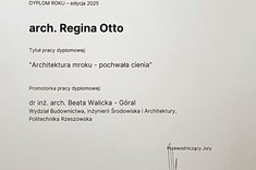 Zdjęcie przedstawia dyplom. Na szarym tle umieszczono czarne napisy przedstawiające finalistkę, temat pracy i promotorkę oraz na dole grafiki organizatorów. U góry jaskrawo żółty pasek z czarną grafiką połamanej linii i tytułem konkursu. 