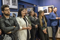 Grupa młodych osób w galerii, fot. B.Motyka 