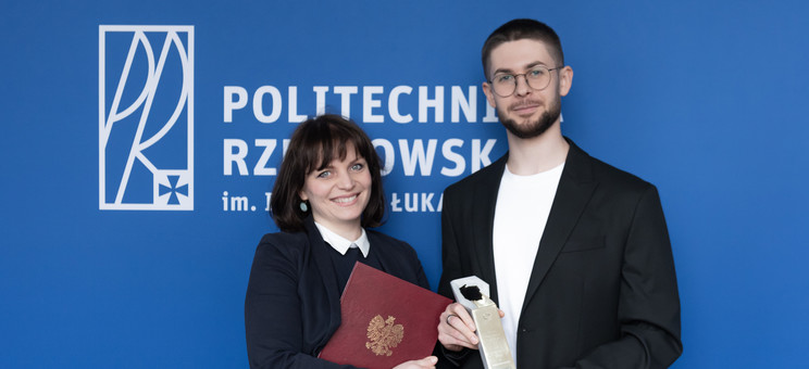  Joanna Dudek i Przemysław Dybaś pozują do zdjęcia na tle niebieskiej ściany_fot. A. Surowiec