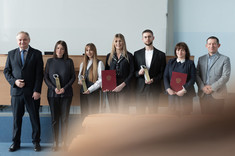 Prorektor, Dziekan oraz laureaci konkursu i promotorzy ich prac pozują do wspólnego zdjęcia_fot. A. Surowiec