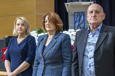 Na zdjęciu zbliżenie na trzy elegancko ubrane osoby. Dwie kobiety i jeden mężczyzna..