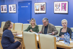 Cztery osoby, trzy kobiety i mężczyzna podczas rozmowy przy stole, fot. B.Motyka 