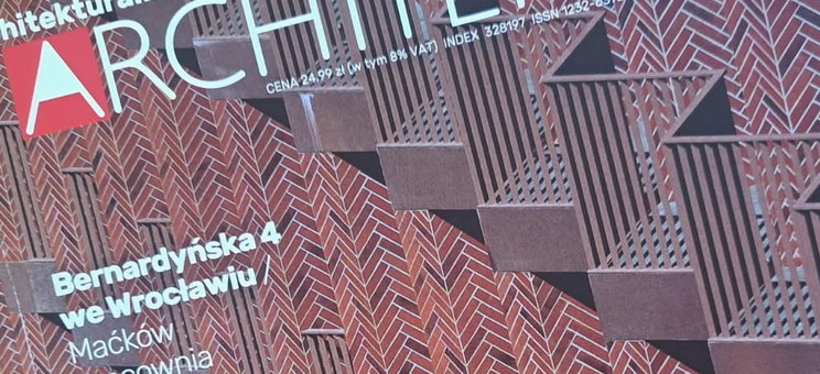 Fragment okładki czasopisma. Tło stanowi zdjęcie ceglanej ściany. U góry wyraźny napis białe proste litery - architektura. Pozostałe umieszczone informacje zapisane mniejszą białą czcionką.