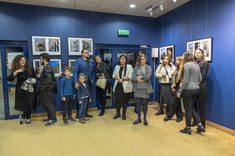 Grupa osób w galerii, fot. B.Motyka 