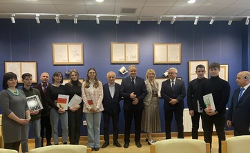 Uczestnicy wernisażu wystawy prac studentów kierunku „Inżynieria wzornictwa przemysłowego” wykonanych wykonane w ramach przedmiotu „Geometryczne podstawy projektowania”, fot. mgr inż. arch. Ewa Kulpińska