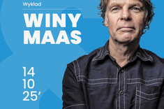 Prostokątna pionowa grafika. Tło w kolorze niebieskim. Po prawej stronie białe napisy MVRDV i Winy Maas i data wydarzenia. Z prawej strony sylwetka mężczyzny. Na dole symbole graficzne uczelni, wydziału, katedry i koła naukowego Immersja oraz herb Rzeszowa.