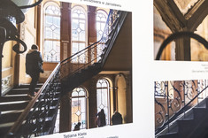 Zdjęcie planszy z kolorowymi fotografiami. Największa przedstawia zabytkową, z rzeźbionymi detalami, klatkę schodową.