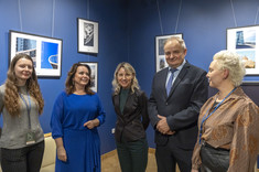 Pięć osób, cztery kobiety i mężczyzna, zdjęcie na tle ściany galerii, fot. B.Motyka 