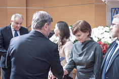 Grupa kilku oficjalnie ubranych osób podczas wręczania nagród.