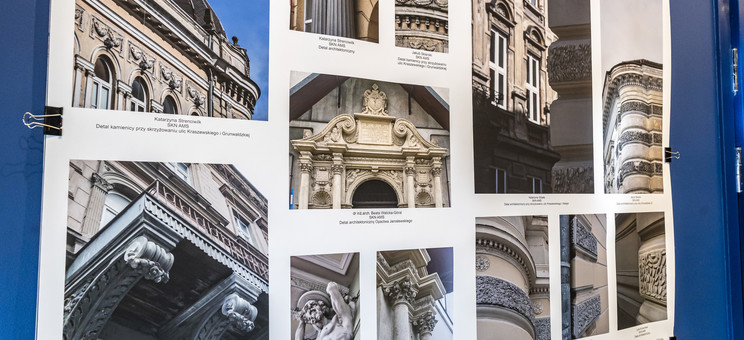 Na ciemno granatowej ścianie zawieszona plansza z kilkoma kolorowymi fotografiami. Na każdej z fotografii ujęcia rzeźbionych detali ścian.