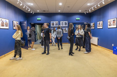 Grupa luźno stojących osób w pomieszczeniu galerii, fot. B.Motyka 