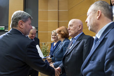 Na zdjęciu grupa kilku oficjalnie ubranych osób  podczas wręczania nagród. 