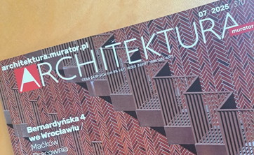 Fragment okładki czasopisma. Tło stanowi zdjęcie ceglanej ściany. U góry wyraźny napis białe proste litery - architektura. Pozostałe umieszczone informacje zapisane mniejszą białą czcionką.