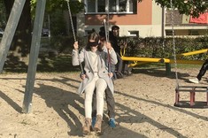 Studenci znajdują się na placu zabaw, korzystający z niego przy użyciu opasek na oczy, ortez. 